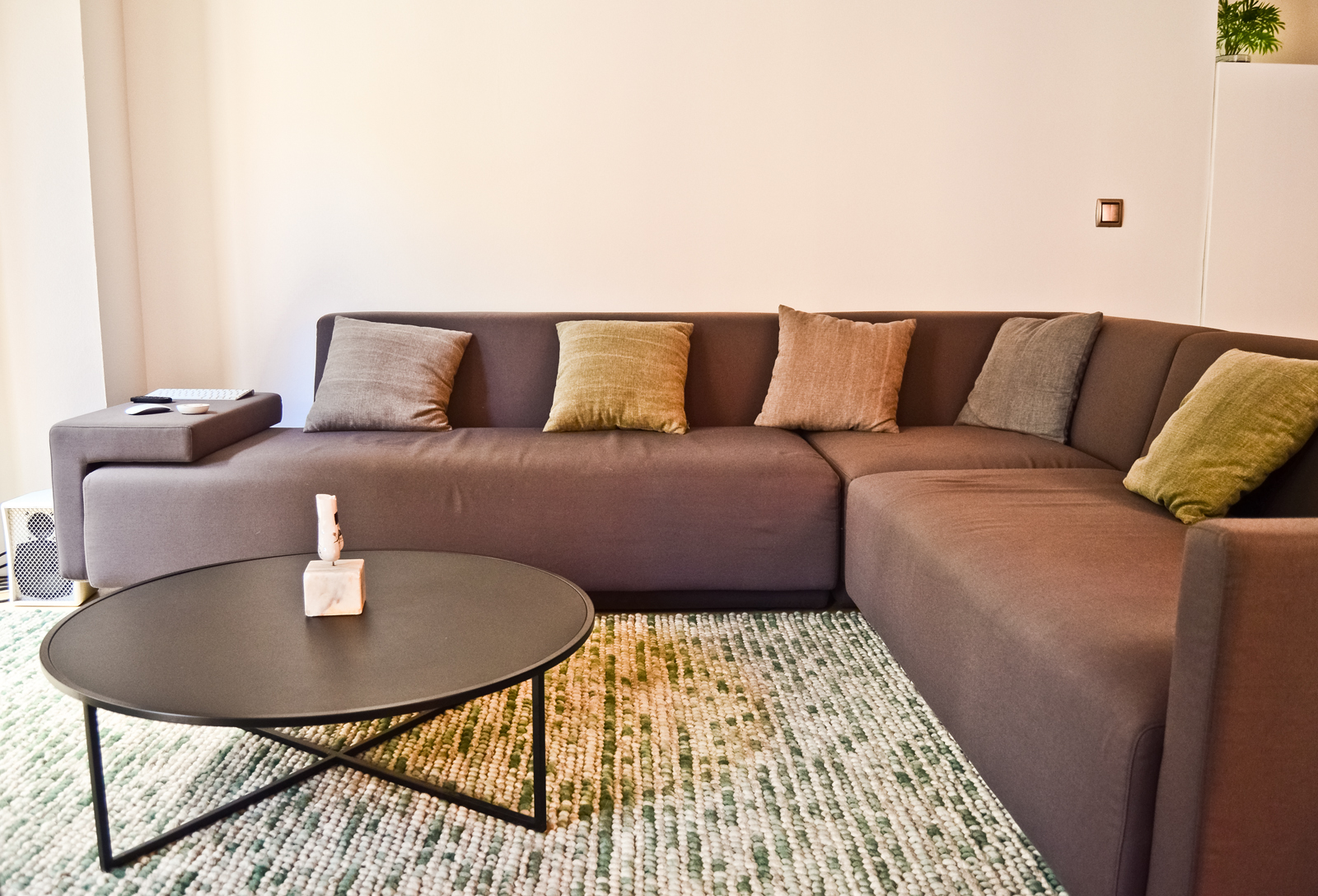 Para el mobiliario de este espacio, se eligió un sofá mass, de Francesc Rifé por líneas depuradas y su bajo perfil y versatilidad, en forma de L girada según la dirección de los sesgos medianeros, indica el inicio de la zona de relax