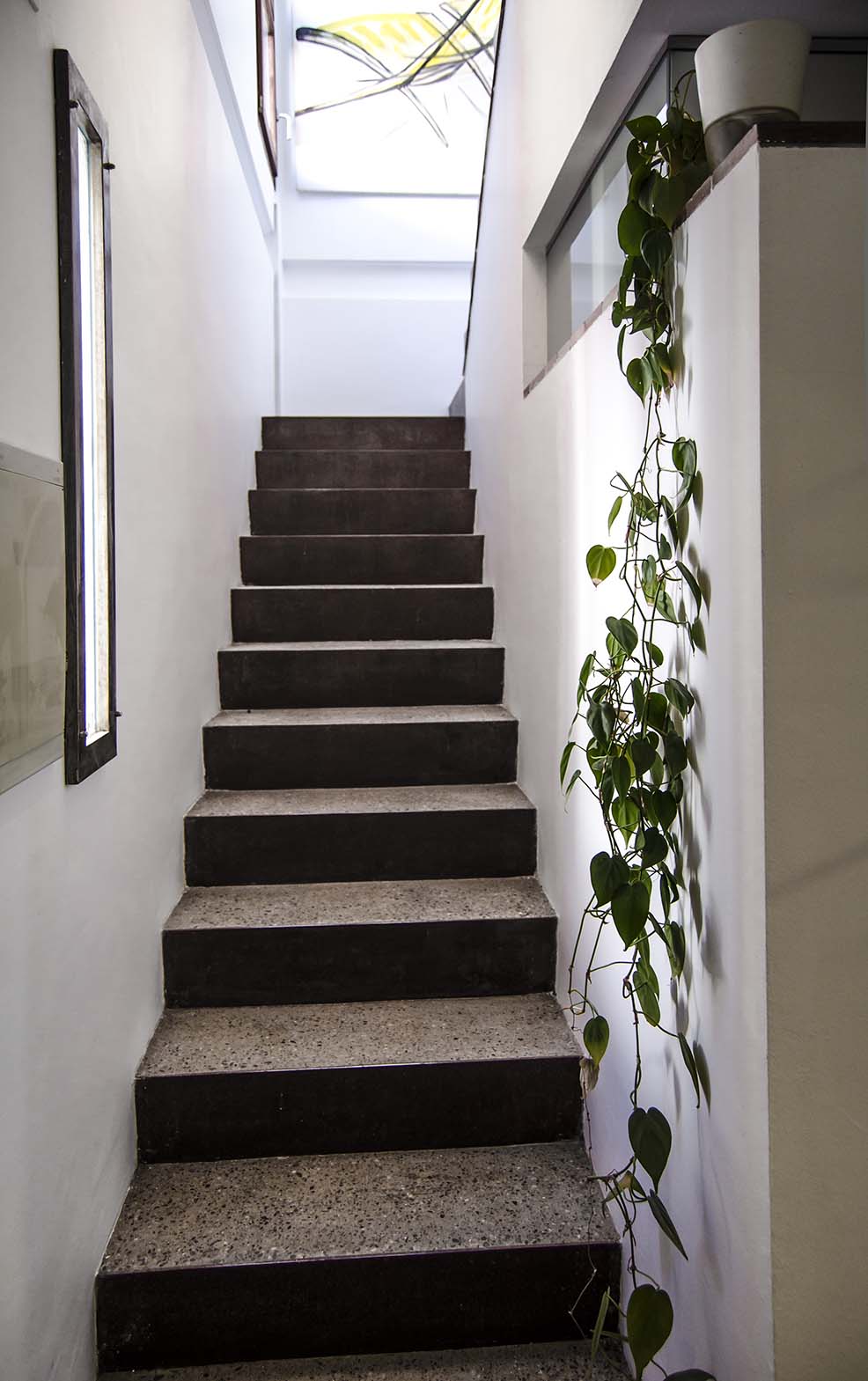 la escalera de acceso a la primera planta. Desde ahí recibe luz natural supletoria la habitación de invitados