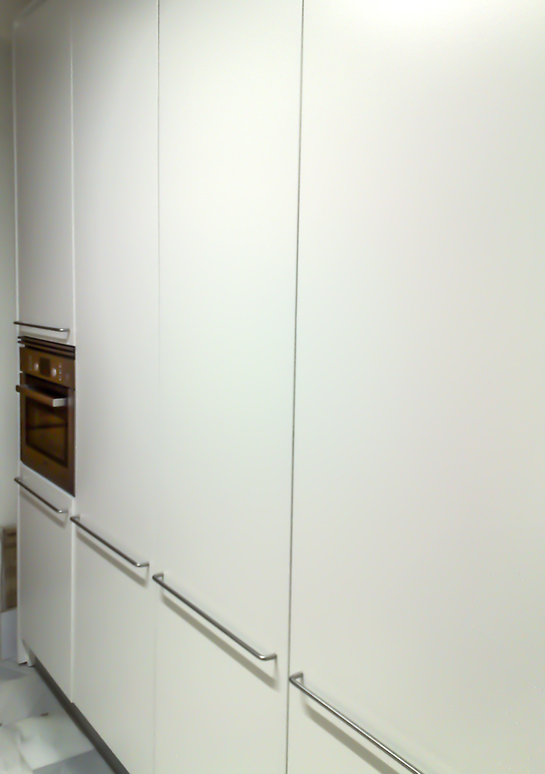 El frente de armario de la cocina incluye el horno con microondas, el frigorífico, el congelador y la despensa