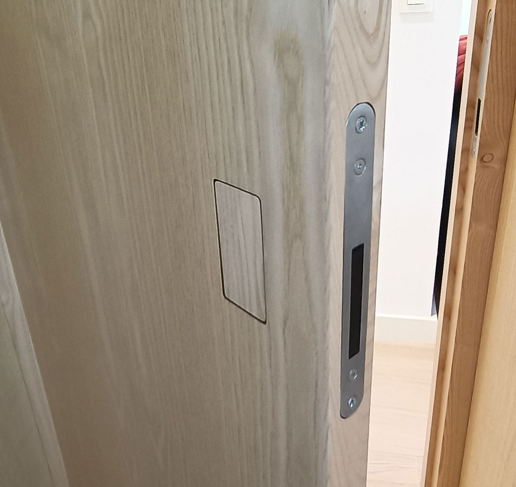 Manilla oculta de la puerta del dormitorio, con cierre magnético