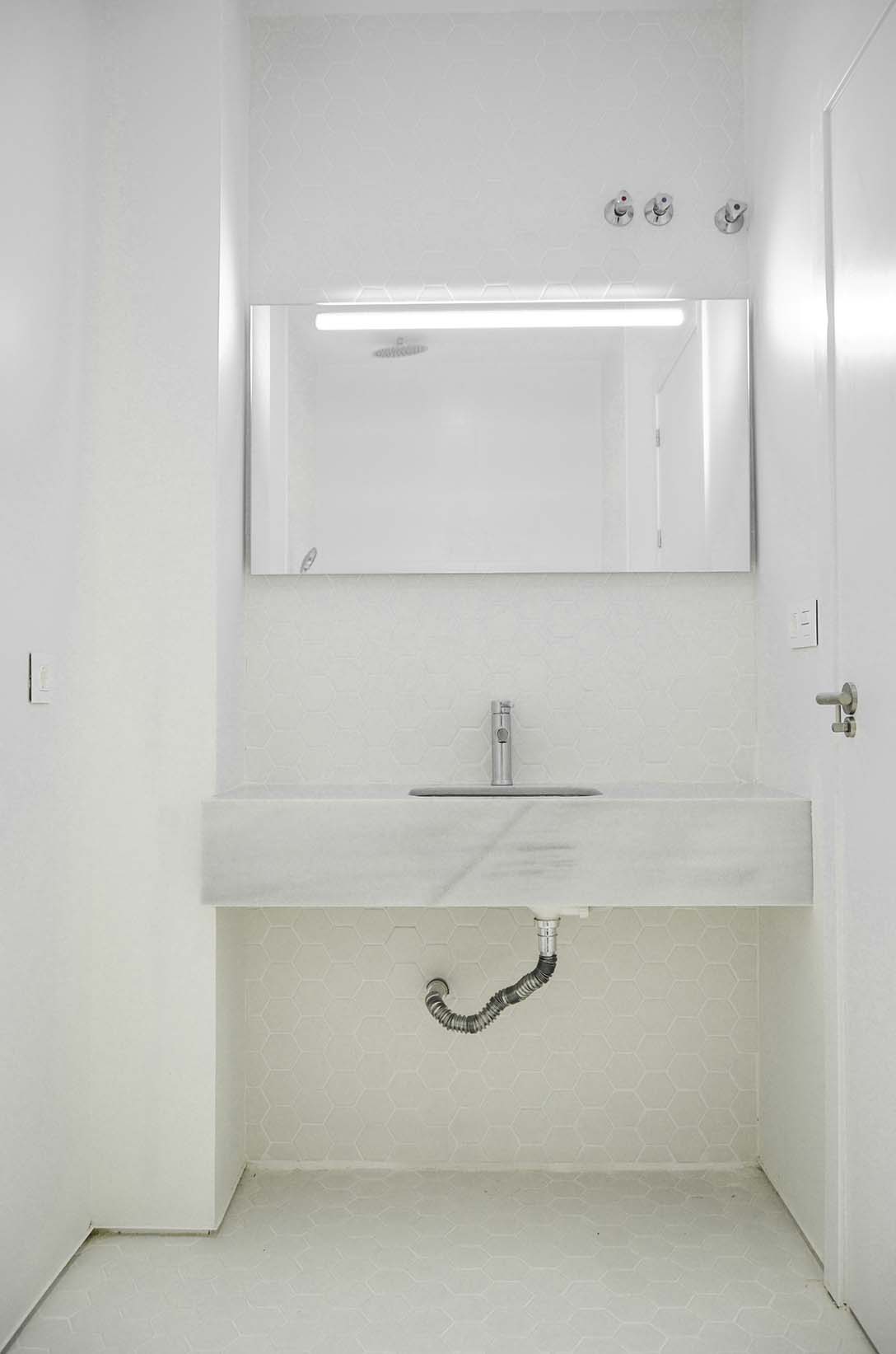 En el baño, completamente interior, las distintas texturas de los blancos utlizados le confieren una riqueza superficial que contrasta con el efecto monocromáitco de las superficies