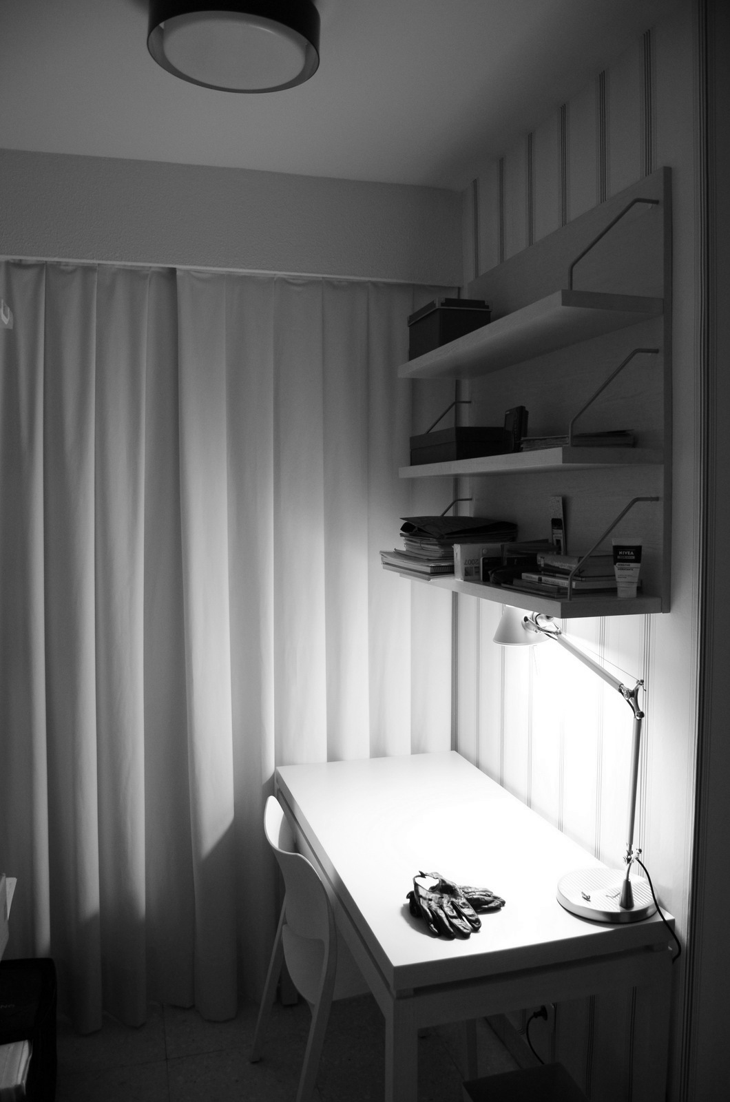 En un pequeño espacio como un dormitorio también se pueden crear cálidos ambientes de estudio.
(mesa N.E.M. silla laclásica, estantería a medida diseño X. Carande.)