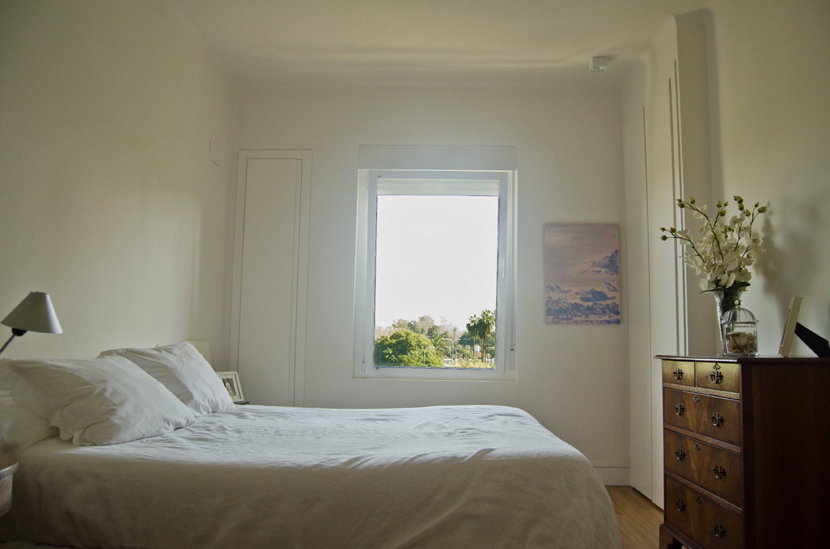 El dormitorio principal es un espacio limpio y luminoso, presidido por la entrada de luz natural y la visión paisajista del exterior desde éste