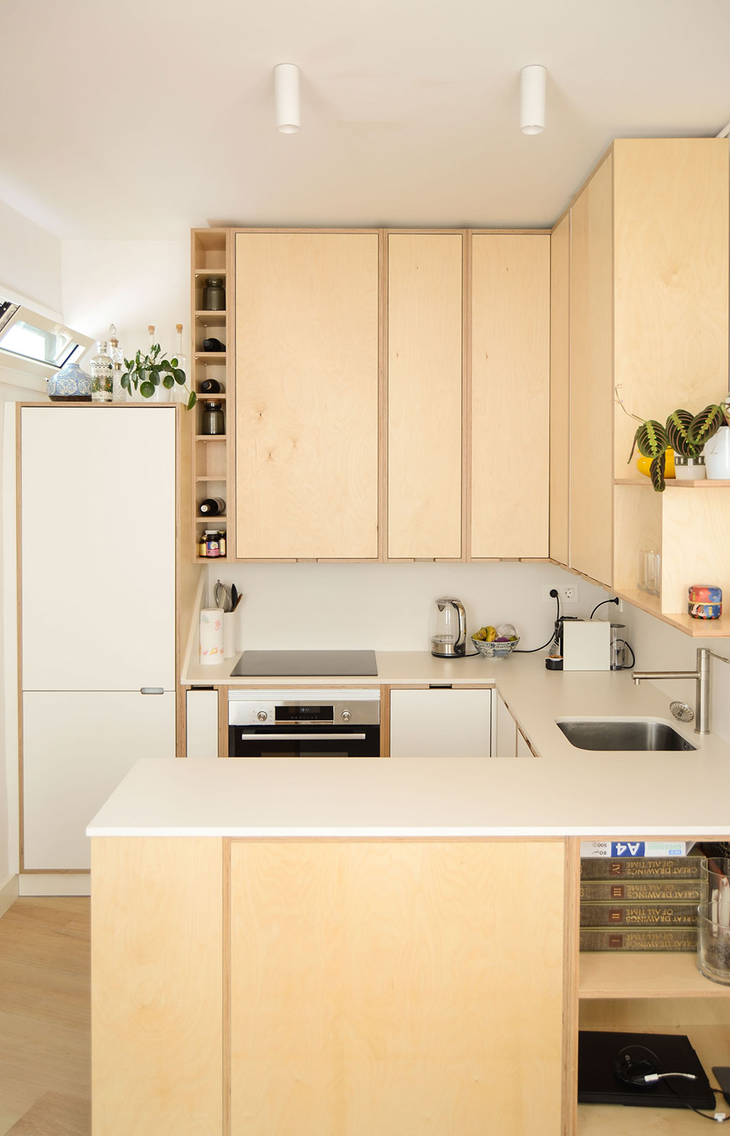 La cocina, aun situándose en el mismo emplazamiento original, se diseña bajo un planteamiento opuesto al original, convirtiéndose en el elemento principal de este espacio híbrido