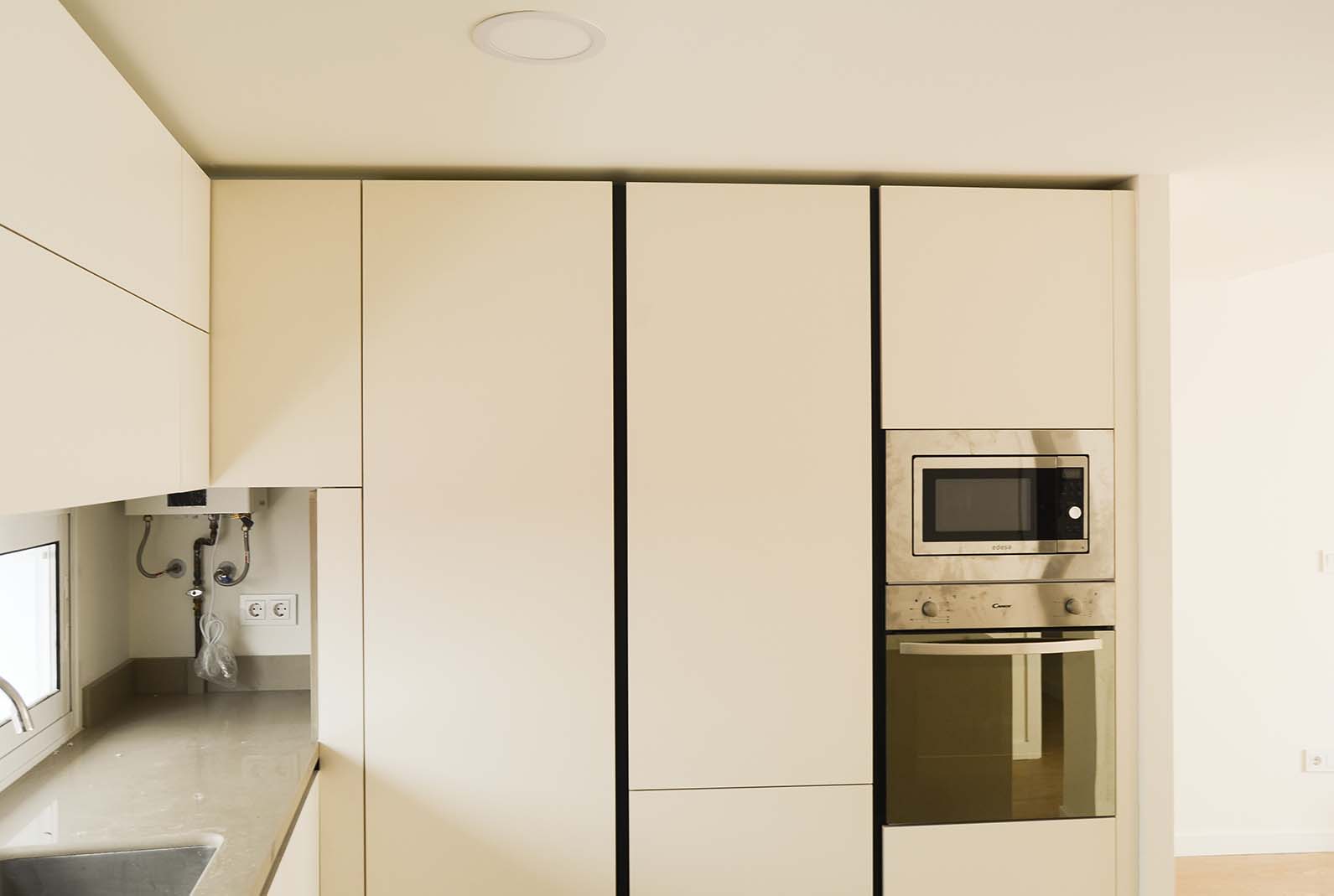 Todos los electrodomésticos se distribuyen en la cocina y son integrados, creando una imagen acorde al espacio en el que se inserta (salón-cocina)