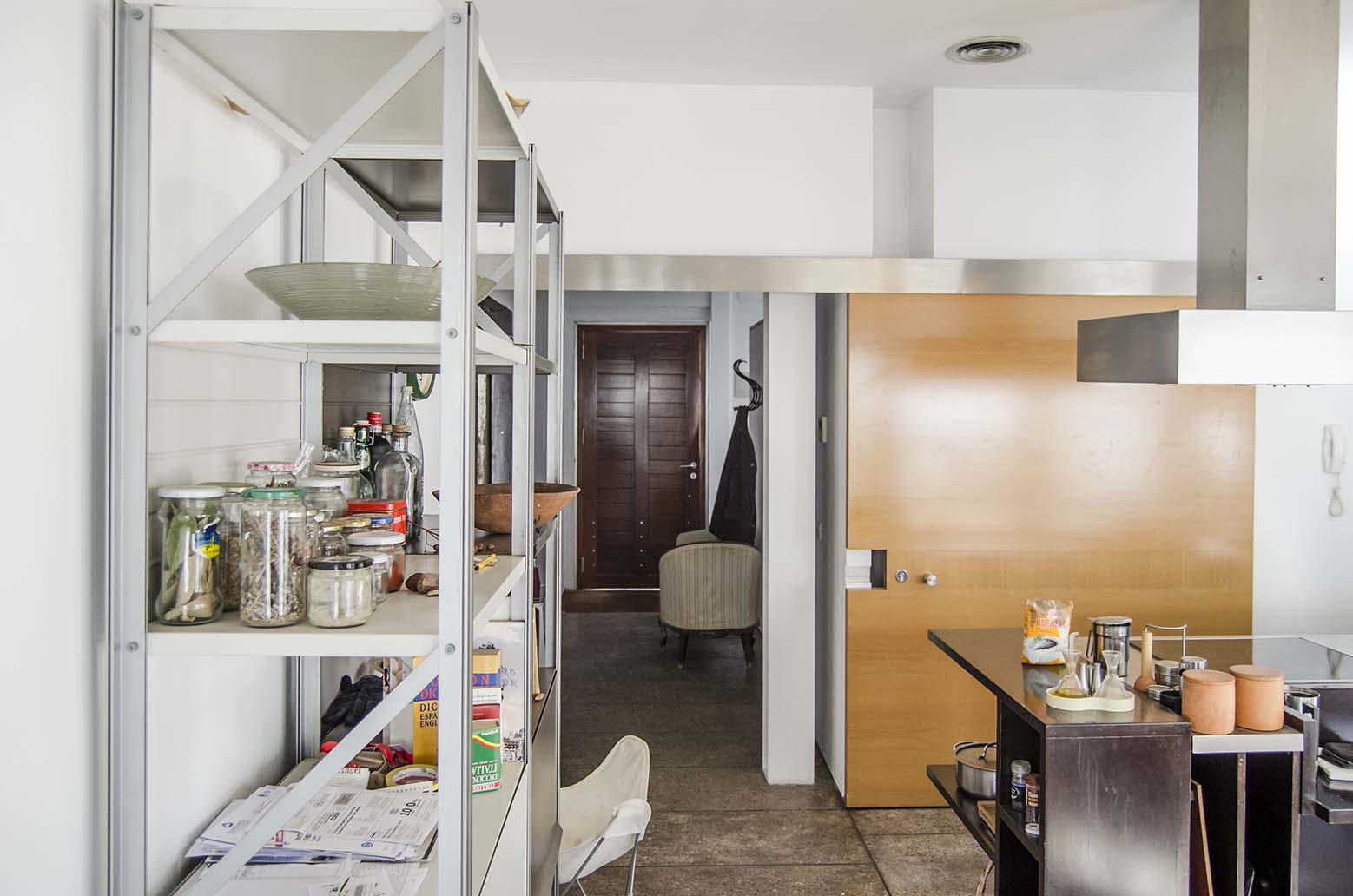 La puerta corredera de la cocina es un panel desplazable que al abrirse por completo, permite integrar el vestíbulo y la cocina en un único espacio, al eliminar las mochetas.