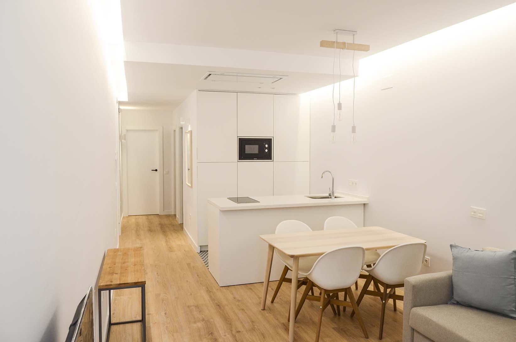 Los seis apartamentos de 1 o 2 dormitorios, tienen la misma forma de resolver el espacio por lo que las cocinas son simétricas e iguales.