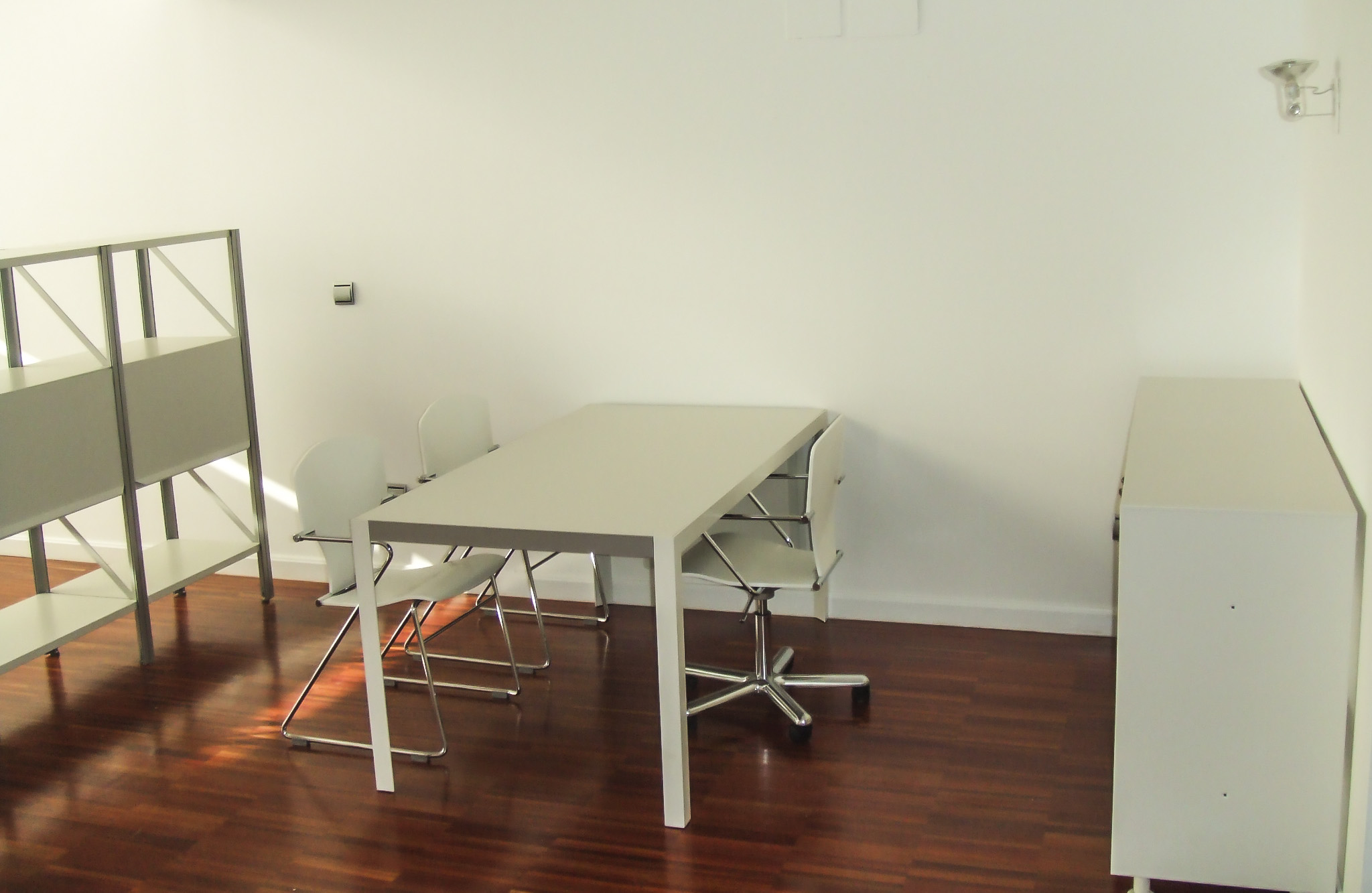 Un puesto de trabajo, con la mesa y armario  Pey, la silla Egoa en sus dos versiones y el foco Atlas.