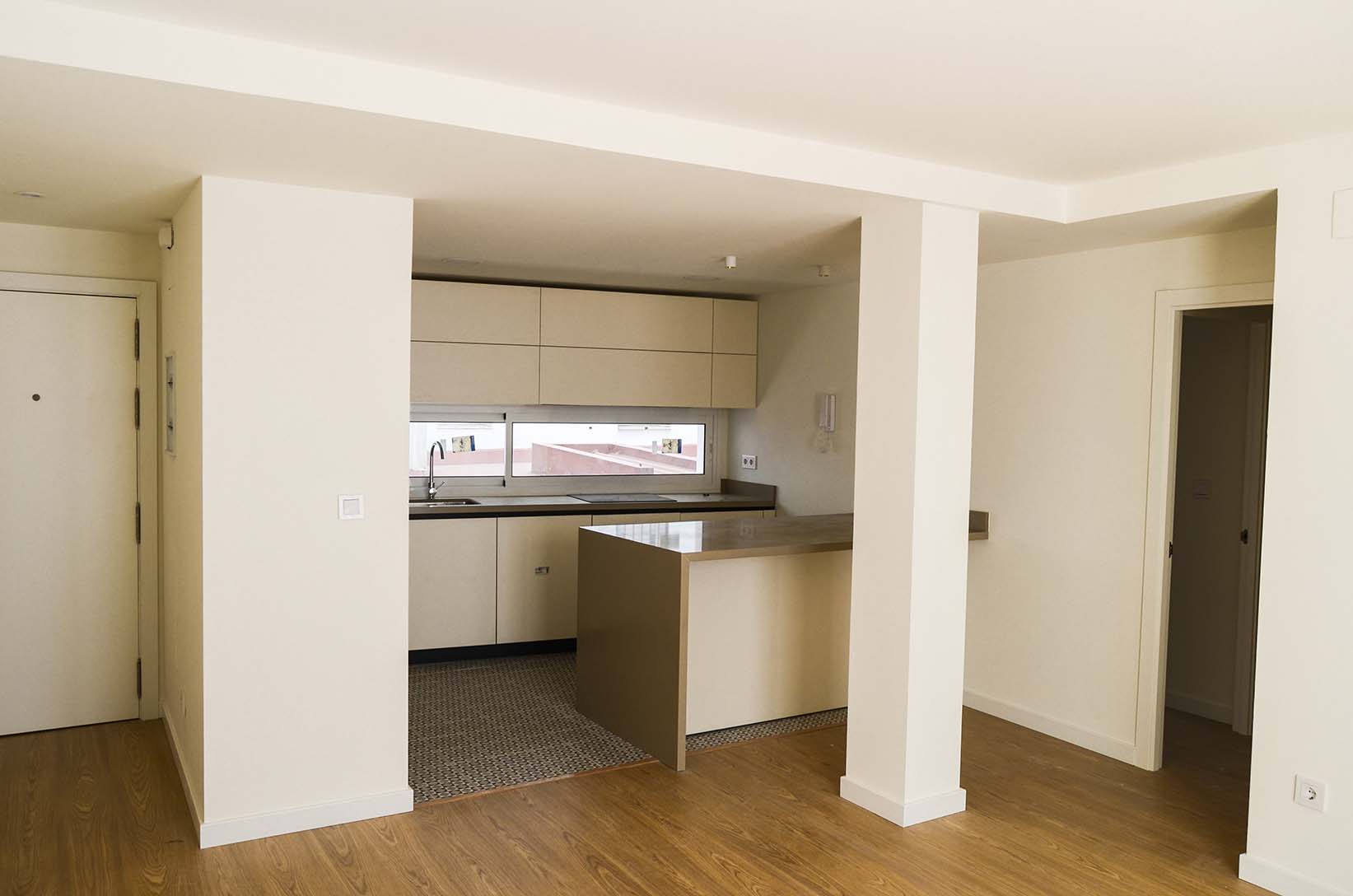 El pavimento es el único elemento que separa funcionalmente al espacio del salón del de la cocina.