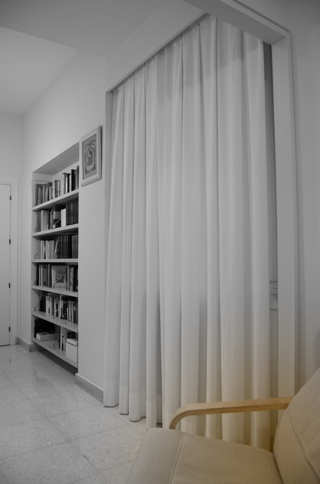 en los dormitorios se realizan librerías a medida diseño de X. Carande
