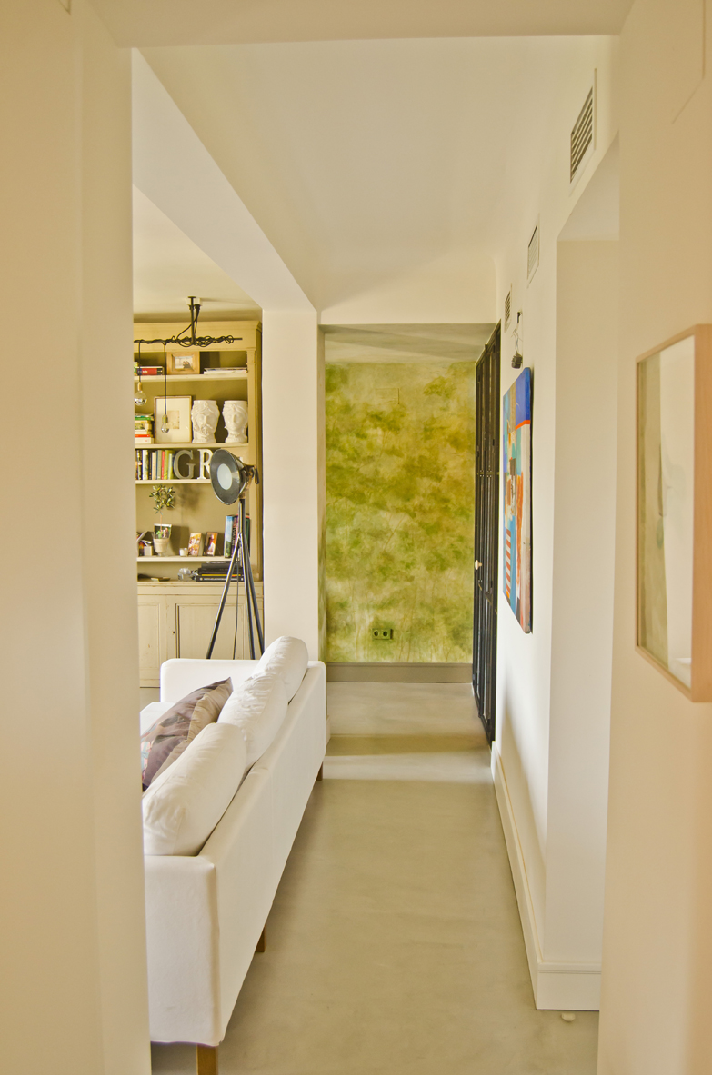 El pasillo incorporado al salón, mejora las perspectivas y el espacio